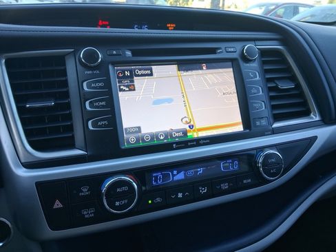 Used 2019 Toyota Highlander XLE image 14