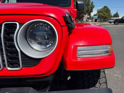 Used 2024 Jeep Wrangler Unlimited Sahara AWD/4WD image 9