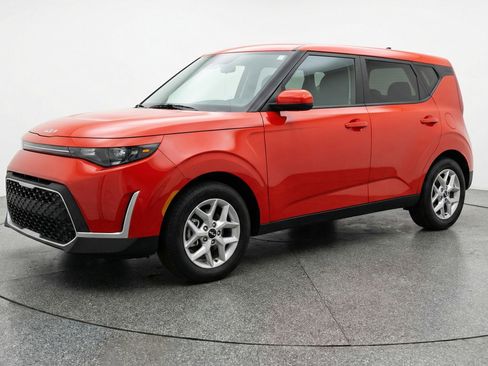 Used 2025 Kia Soul LX w/ LX Technology Package image 3