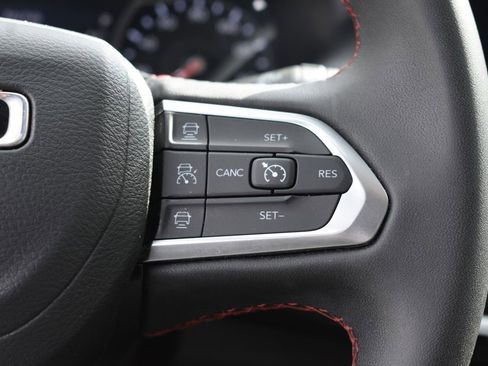 Used 2025 Jeep Compass Trailhawk AWD/4WD image 16