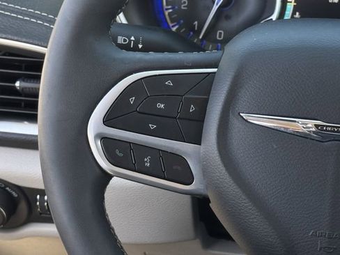 Used 2024 Chrysler Pacifica Limited image 17