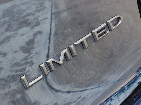 Used 2025 Chrysler Pacifica Limited FWD image 13