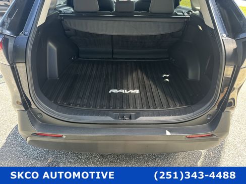 Used 2022 Toyota RAV4 XLE w/ Convenience Package image 21