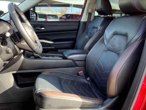 Used 2023 Nissan Pathfinder Platinum image 8