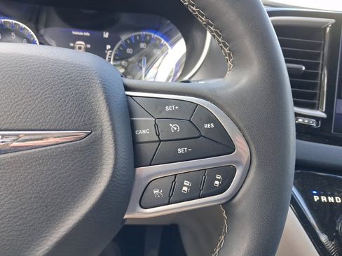 Used 2023 Chrysler Pacifica Touring-L image 28