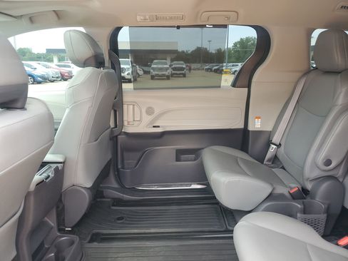 Used 2021 Toyota Sienna XLE AWD/4WD image 31