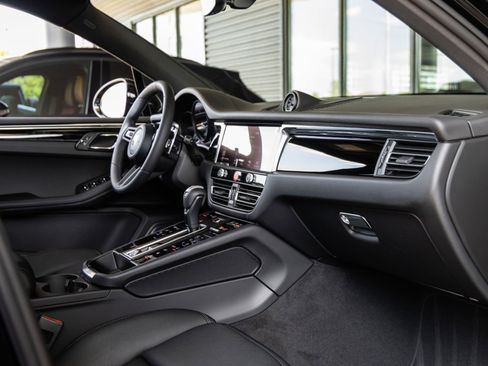 Certified 2026 Porsche Macan AWD/4WD image 45
