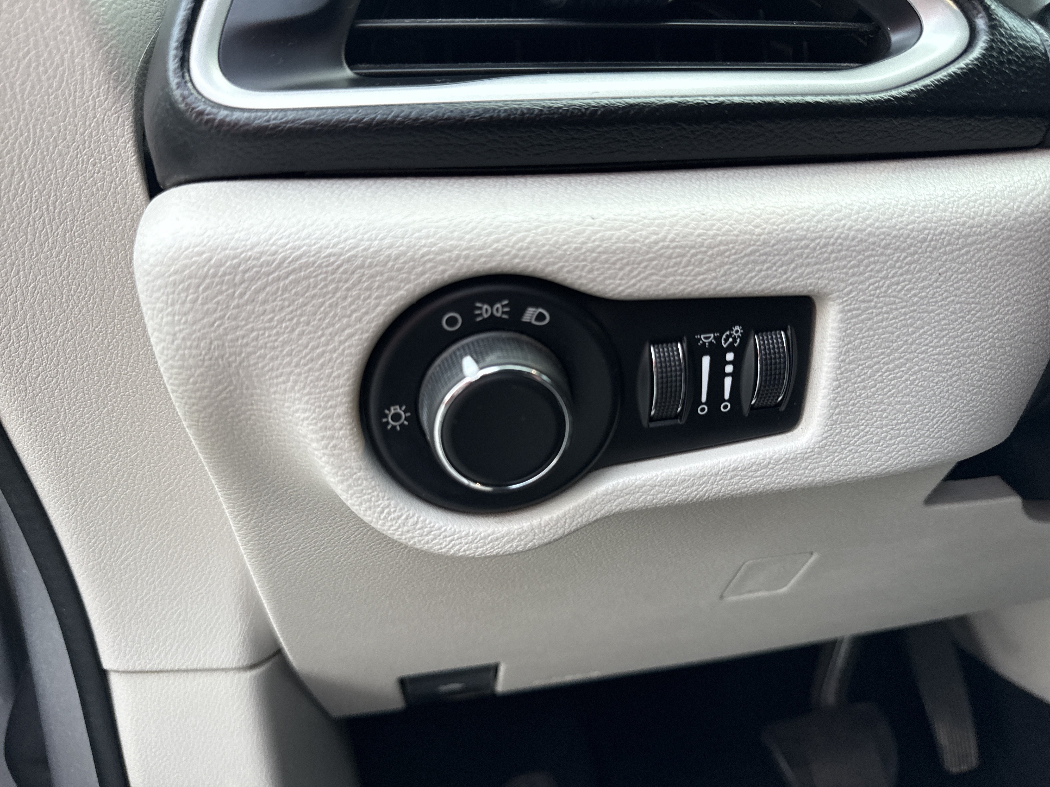 Used 2017 Chrysler Pacifica LX FWD image 18