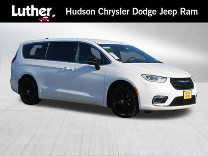 Used 2026 Chrysler Pacifica Select