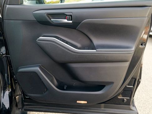 Used 2020 Toyota Highlander XLE image 31