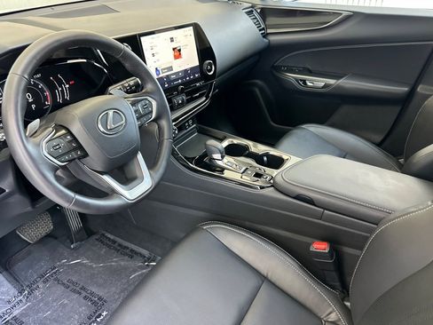 Used 2025 Lexus NX 250 FWD w/ Accessory Package (2T) image 4