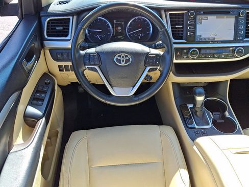 Used 2018 Toyota Highlander XLE w/ Carpet Mat Package (TMS) AWD/4WD image 13