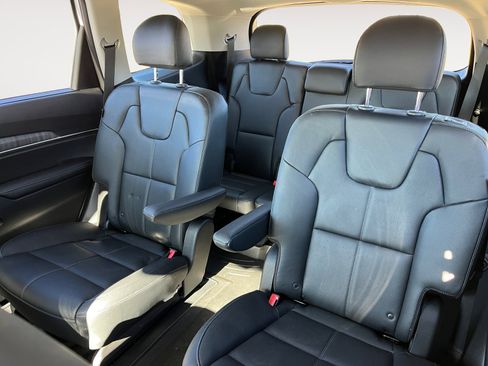 Used 2024 Kia Telluride EX w/ EX Captain's Chair Package image 13