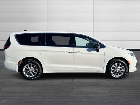 New 2026 Chrysler Pacifica Limited image 3