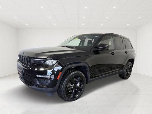 Used 2023 Jeep Grand Cherokee Limited w/ Black Appearance Package AWD/4WD image 2