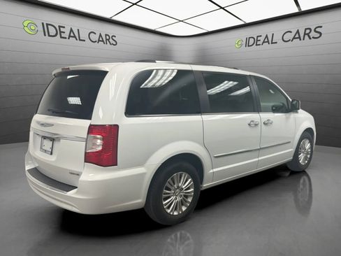 Used 2016 Chrysler Town & Country Limited FWD image 5