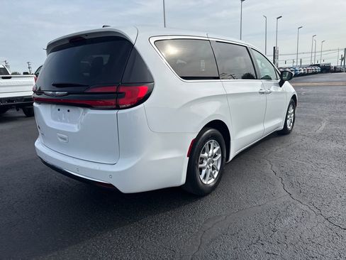 Used 2023 Chrysler Pacifica Touring-L FWD image 6