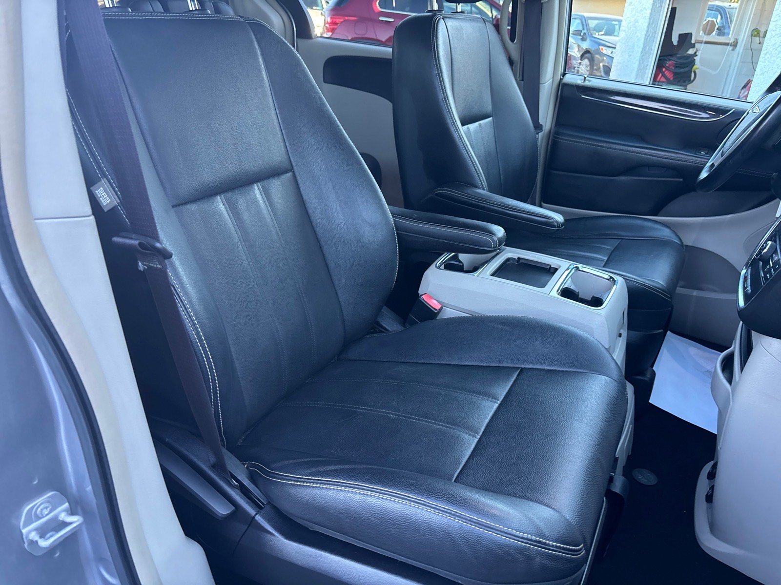 Used 2016 Chrysler Town & Country Touring FWD image 17