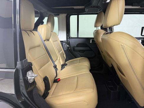 Used 2018 Jeep Wrangler Unlimited Sahara image 24