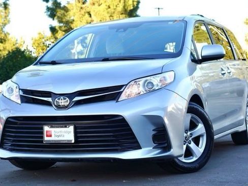 Used 2020 Toyota Sienna LE image 3