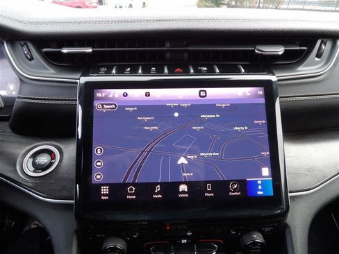 Used 2023 Jeep Grand Cherokee Limited image 24