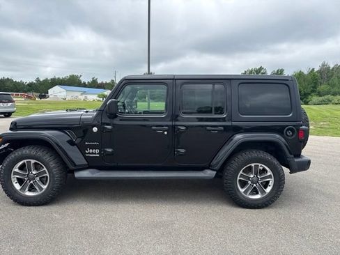 Used 2018 Jeep Wrangler Unlimited Sahara AWD/4WD image 2