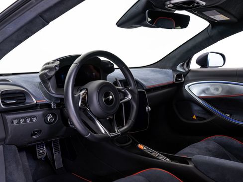 Used 2025 McLaren Artura RWD image 18