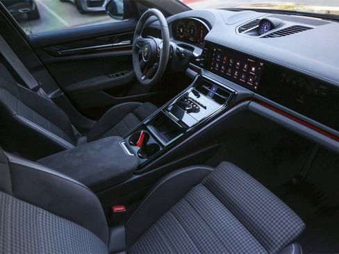 Certified 2025 Porsche Panamera GTS image 37