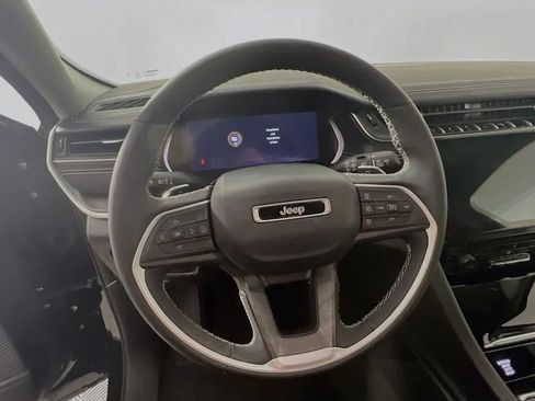 Used 2023 Jeep Grand Cherokee Limited AWD/4WD image 12