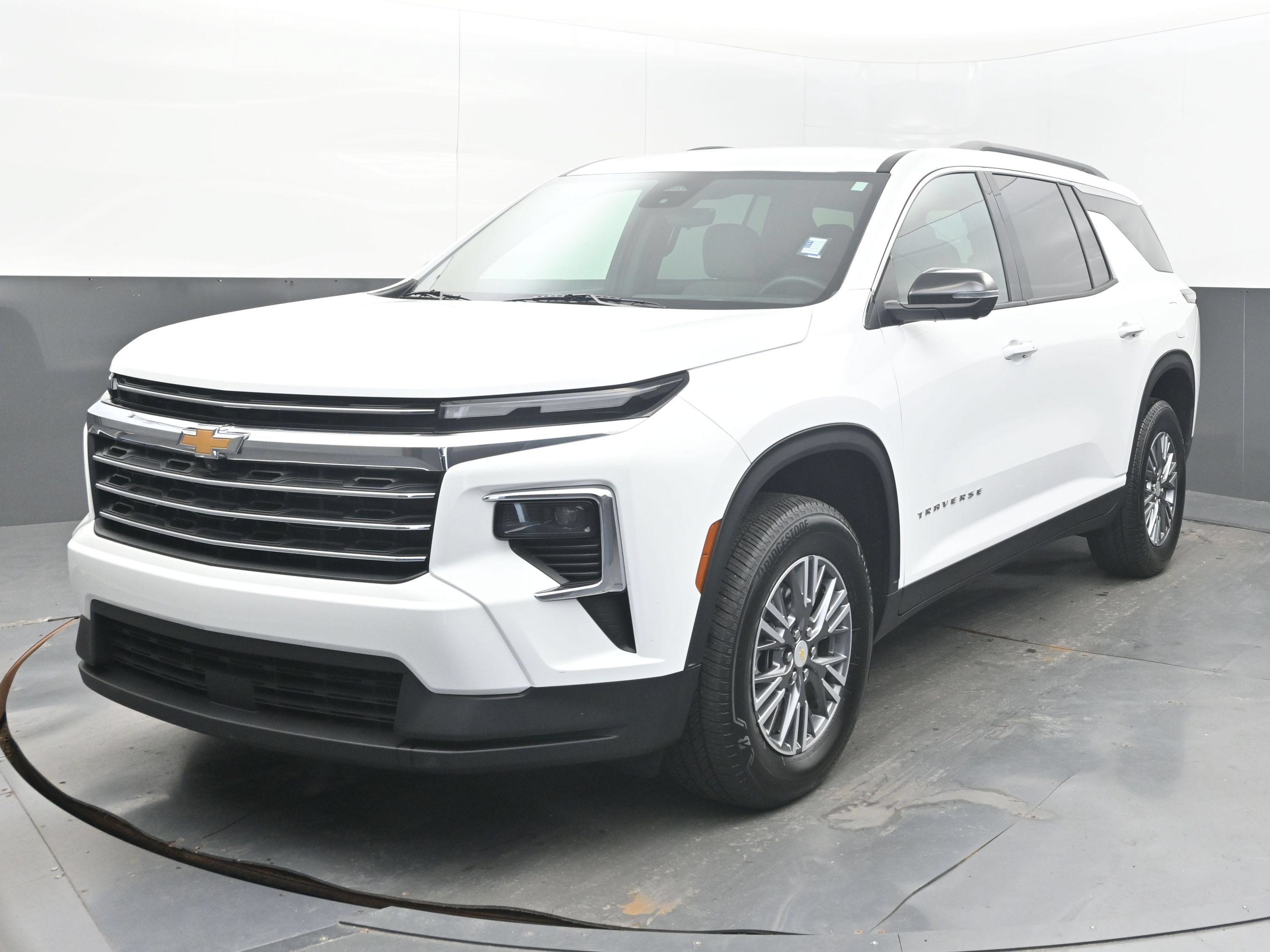 Certified 2026 Chevrolet Traverse LT w/ Driver Confidence Package FWD image 4