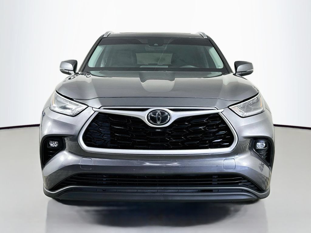Used 2021 Toyota Highlander XLE FWD image 2