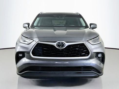 Used 2021 Toyota Highlander XLE FWD image 2