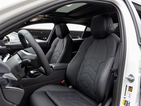 Used 2025 BMW i5 xDrive40 w/ Premium Package image 5