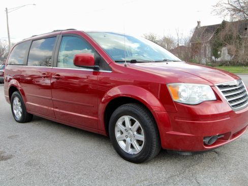Used 2008 Chrysler Town & Country Touring image 8