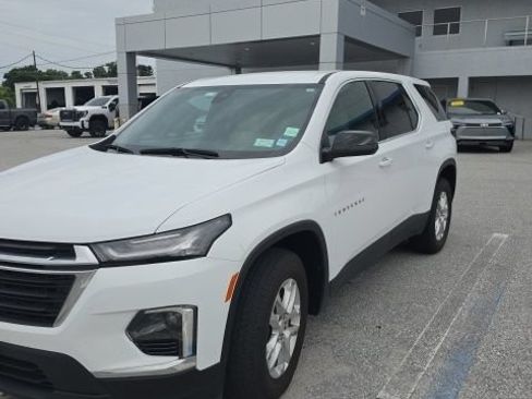 Used 2023 Chevrolet Traverse LS FWD image 1