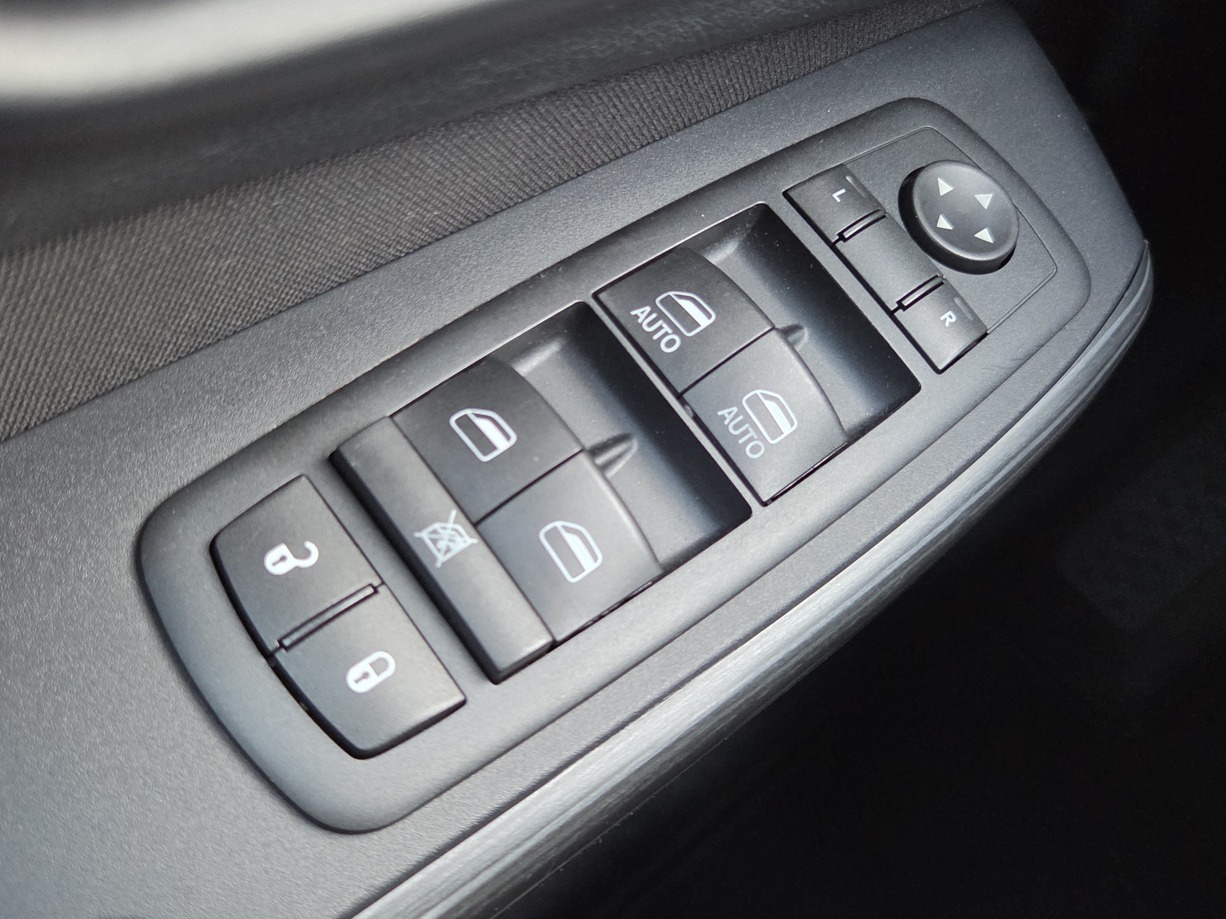 Used 2016 Jeep Cherokee Latitude w/ Comfort/Convenience Group AWD/4WD image 34