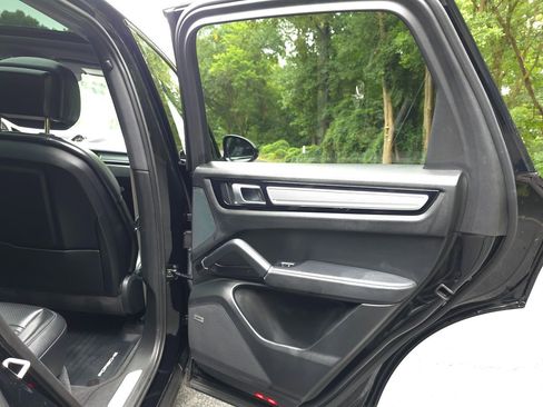 Used 2023 Porsche Cayenne Platinum Edition image 24