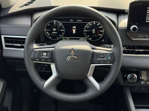 New 2025 Mitsubishi Outlander SE image 19