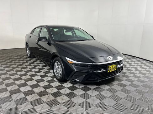 Used 2024 Hyundai Elantra SE image 3