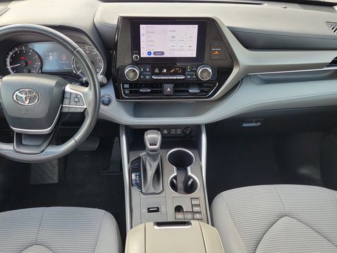 Used 2023 Toyota Highlander LE FWD image 16