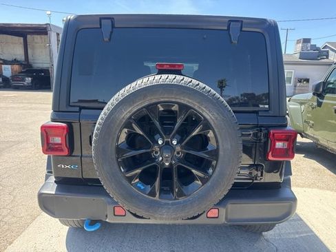 Used 2023 Jeep Wrangler Unlimited Sahara w/ Cold Weather Group AWD/4WD image 5