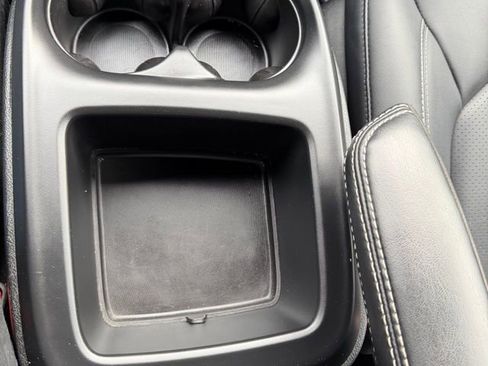 Used 2025 Chrysler Pacifica Select image 36