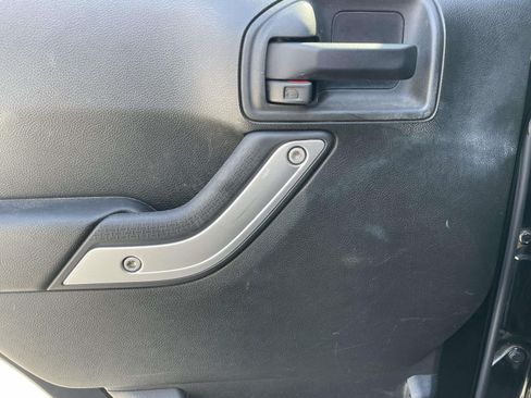 Used 2016 Jeep Wrangler Unlimited Rubicon AWD/4WD image 11