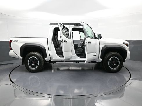 Certified 2024 Toyota Tacoma TRD Off-Road w/ TRD Off Road Premium Package AWD/4WD image 40