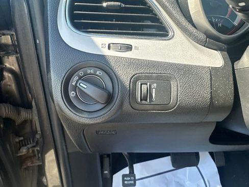 Used 2020 Dodge Journey SE FWD image 19