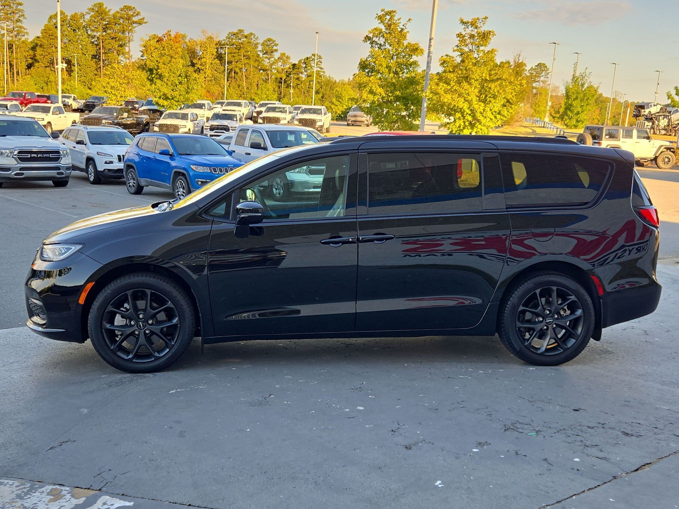 Used 2024 Chrysler Pacifica Touring-L w/ S Appearance Package AWD/4WD image 4
