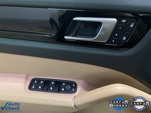 Used 2022 Porsche Cayenne w/ Premium Package image 28