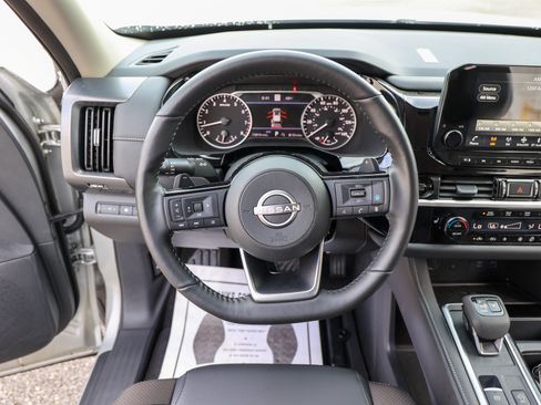 Used 2025 Nissan Pathfinder SL AWD/4WD image 35