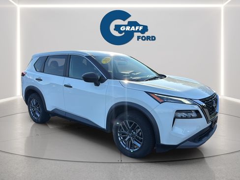 Used 2023 Nissan Rogue S AWD/4WD image 10
