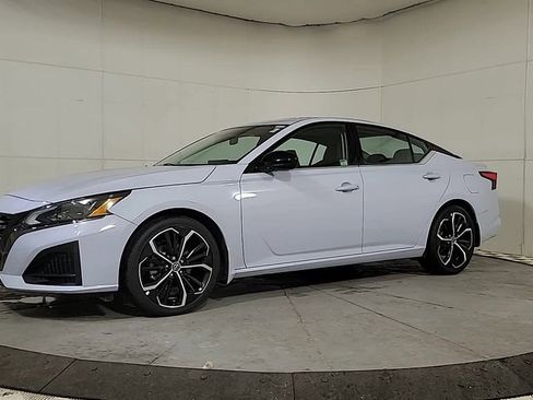 Used 2023 Nissan Altima 2.5 SR w/ SR Premium Package image 3